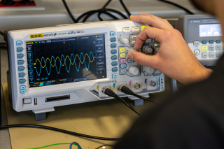 Laboratoř analogových obvodů a mikroelektroniky