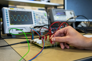 Laboratoř analogových obvodů a mikroelektroniky