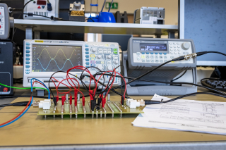 Laboratoř analogových obvodů a mikroelektroniky