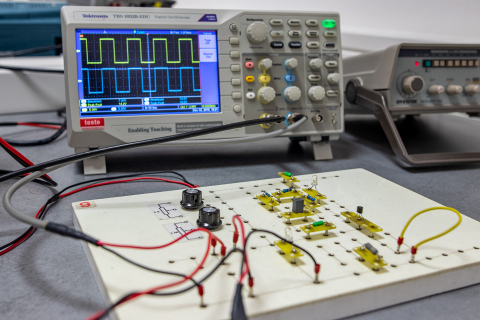 Jedná z úloh řešených v laboratoři elektronických součástek